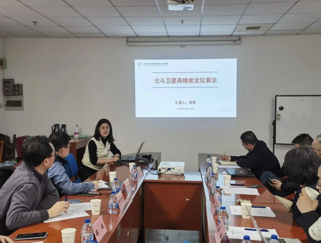 图5 教师代表介绍研究方向.jpg